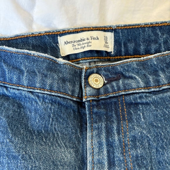 Abercrombie & Fitch 90s Straight Ultra High Rise Light & Medium Wash - Size 33s - Picture 2 of 6